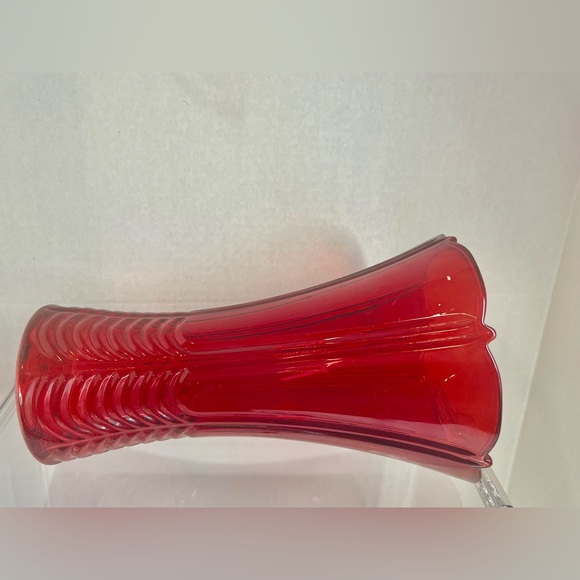 BEAUTIFUL VINTAGE RUBY RED LILY SHAPED GLASS VASE (HEIGHT 9 1/2) - Picture 2 of 9